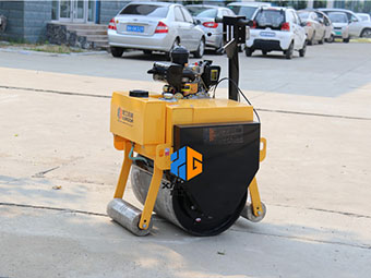 手扶式小型壓路機受到公路養(yǎng)護(hù)部門所青睬