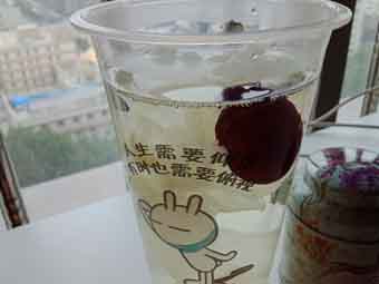 炎炎夏日到來，一杯銀耳紅棗美如詩！